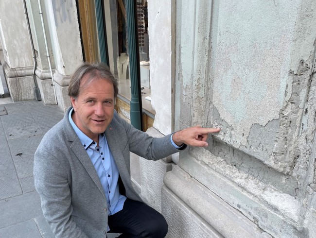 Begutachtung eines Mauerschadens durch Feuchtigkeit